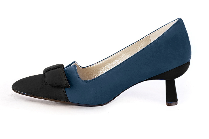 Matt black and peacock blue women's dress pumps, with a knot on the front. Tapered toe. Medium spool heels. Profile view - Florence KOOIJMAN
